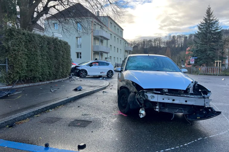 Winterthur ZH – Raser baut Unfall mit zwei Verletzten in Wohnquartier
