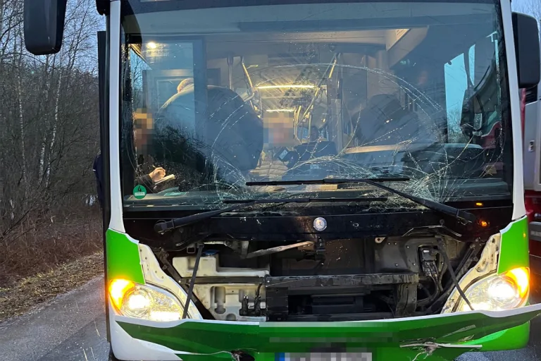 Höxter – Zwei Verletzte nach Unfall von Pkw und Linienbus