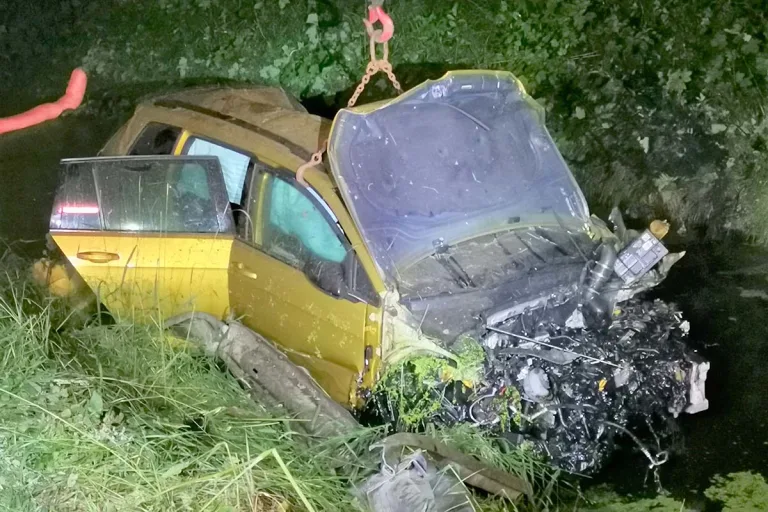 Hadeln - VW prallt gegen Baum - Fahrer schwer verletzt