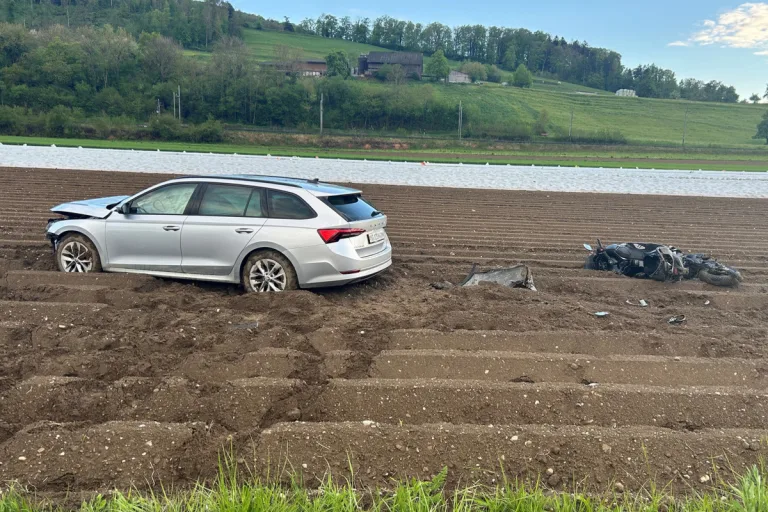 Unfall in Eschenz TG – Zwei Verletzte bei Zusammenstoss zwischen Auto und Motorrad 