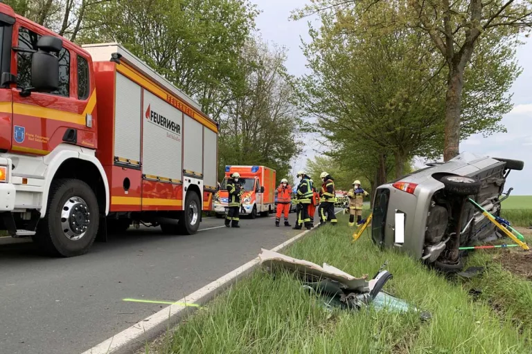 Bad Salzuflen - Opel kracht gegen Baum - Fahrer tot!