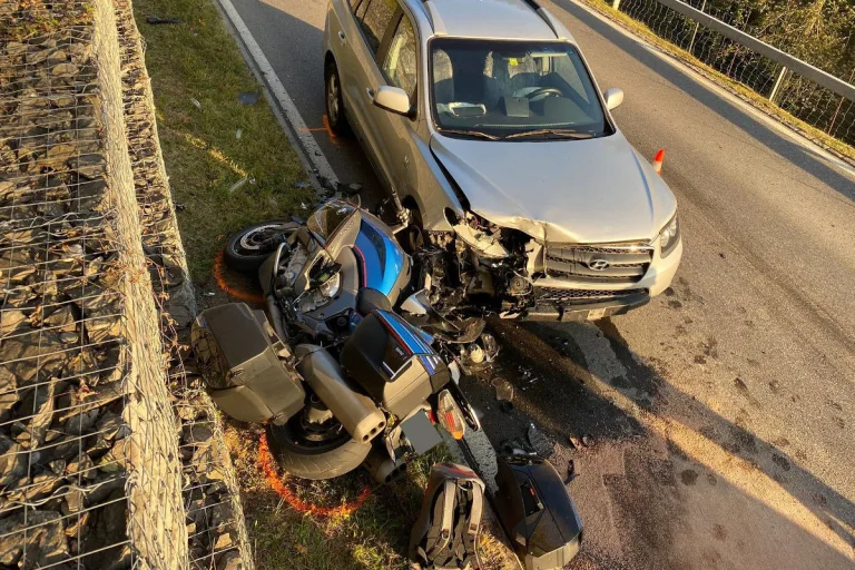 Oberägeri ZG – Motorradfahrer bei Kollision mit Auto verletzt