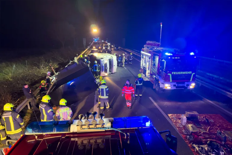 A28 Oldenburg NI – Pferdetransporter kippt auf Autobahn um
