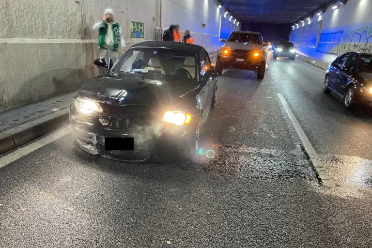 A18 Reinach BL – 19-jähriger BMW-Lenker kracht beim Überholen in Tunnelwand