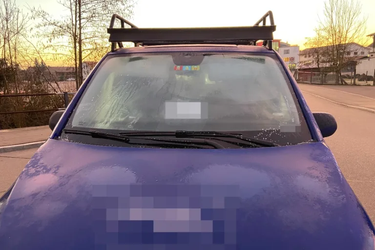 Hunzenschwil AG - Vereiste Scheiben führen zu Unfall