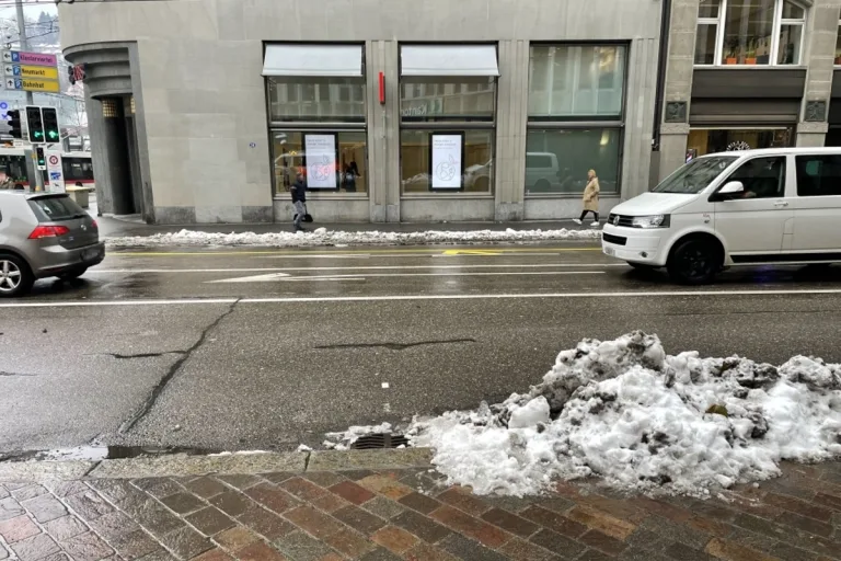 St. Gallen - Auto kollidiert mit Fussgängerin