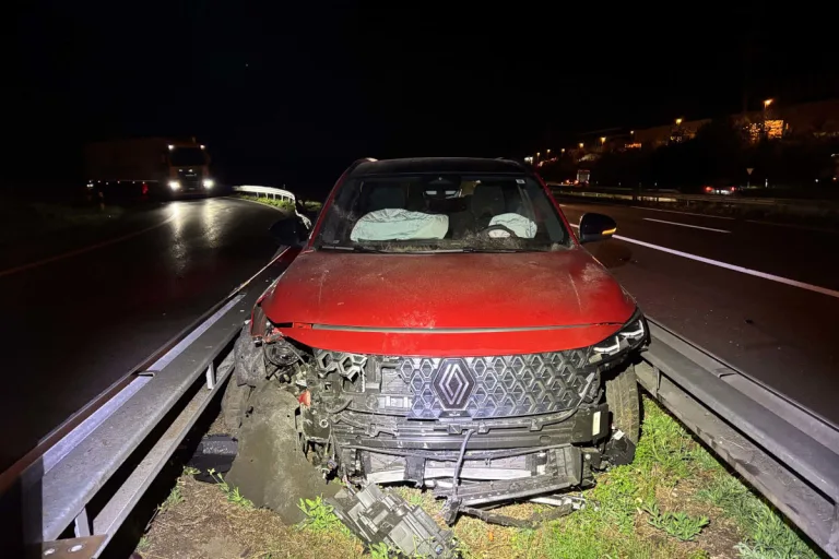 A1 Hunzenschwil AG – Auto landet nach Unfall zwischen Leitplanken