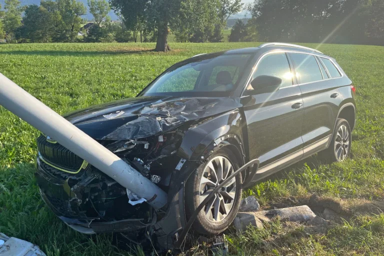 Littau LU - Auto prallt in Kandelaber – niemand verletzt
