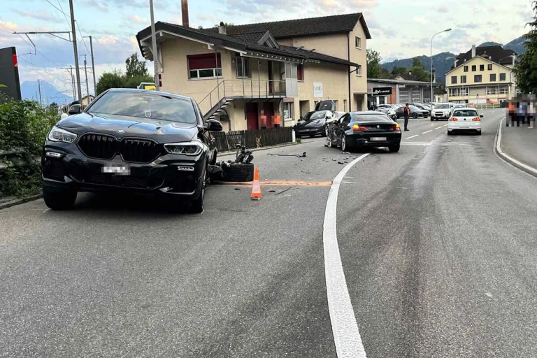Au SG - Fahrunfähig mit zwei Autos kollidiert 