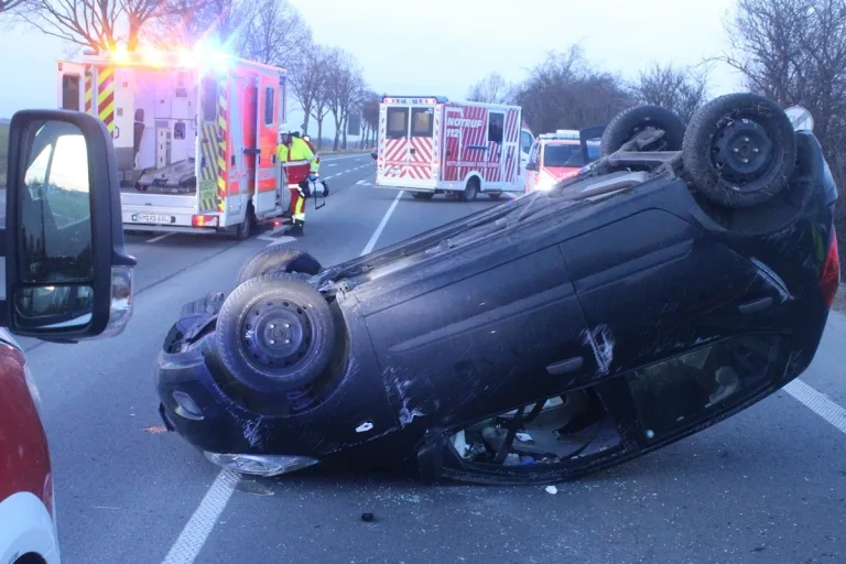 Nörvenich NW - Auto überschlägt sich bei Unfall mehrmals 