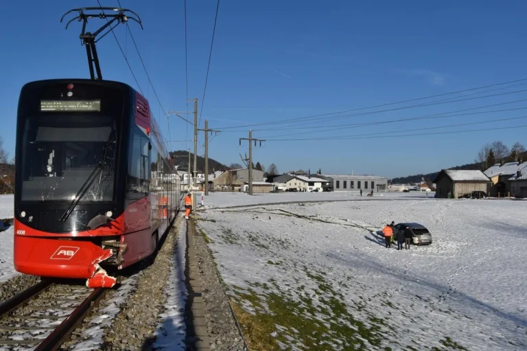 Gais AR - Unfall auf Bahnübergang - Auto weggeschleudert