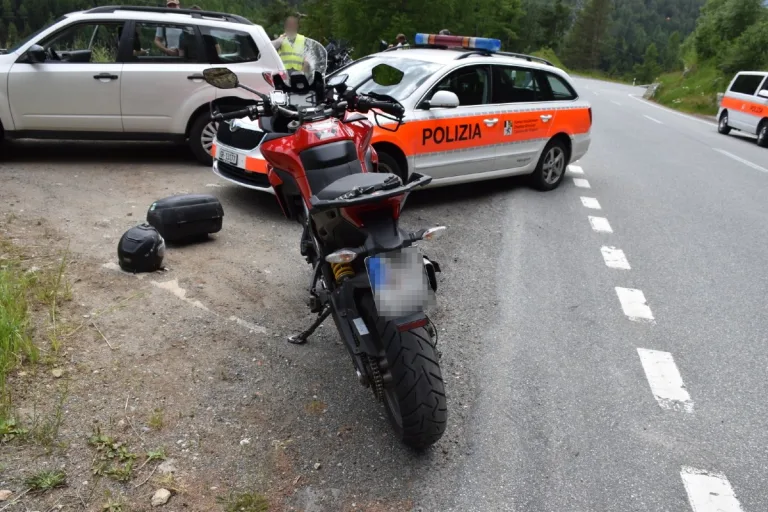 Zernez GR - Motorradfahrer verletzt sich nach Selbstunfall