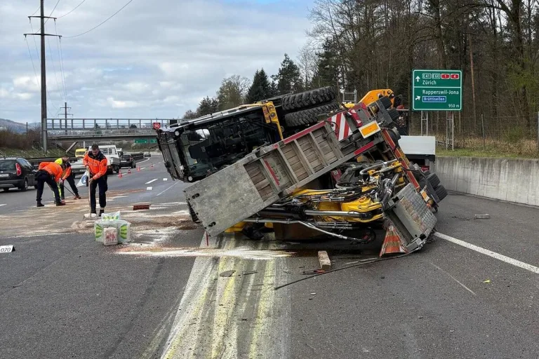Unfall auf A1 Brüttisellen ZH  – Radbagger fällt auf Fahrbahn