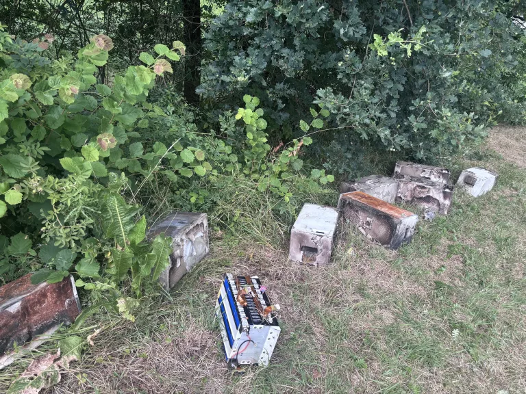 Gelnhausen – Unbekannte entsorgen illegal Hybridbatterien an L3333