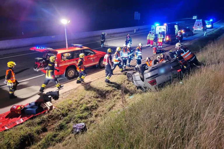 Hochleithen - Frau nach schweren Unfall im PKW eingeklemmt