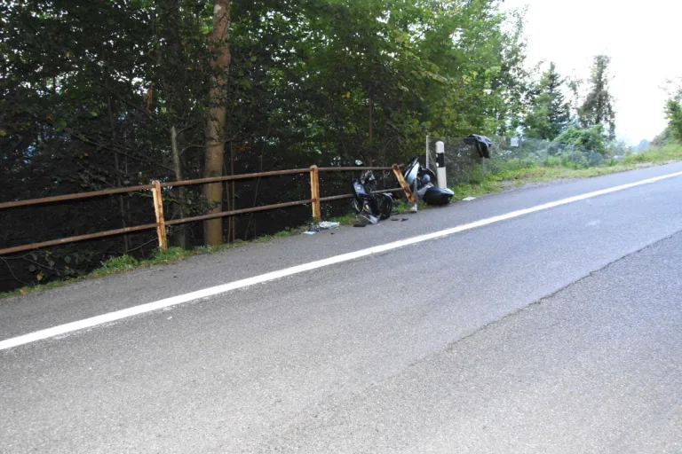Schmerikon SG - Rollerfahrer nach Kollision mit Auto schwer verletzt