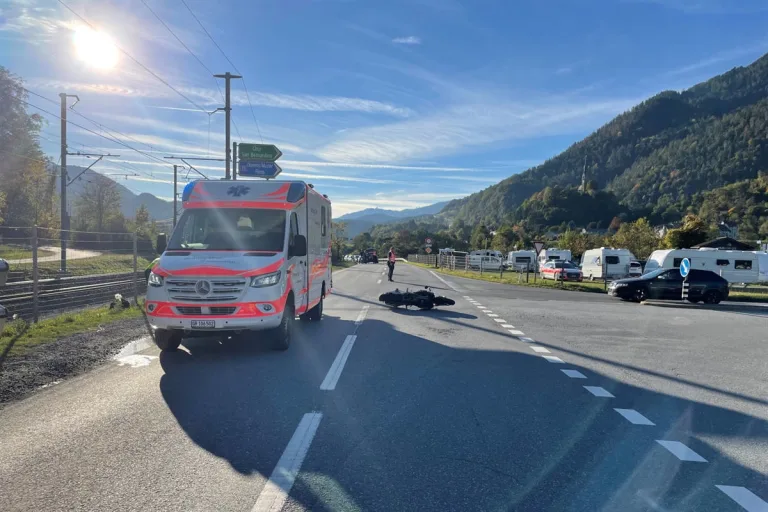 Domat/Ems GR – Auto kollidiert beim Abbiegen mit Motorrad