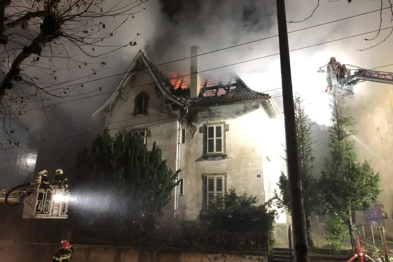 Feuerwehreinsatz in der Stadt Freiburg – Brand eines leerstehenden Gebäudes