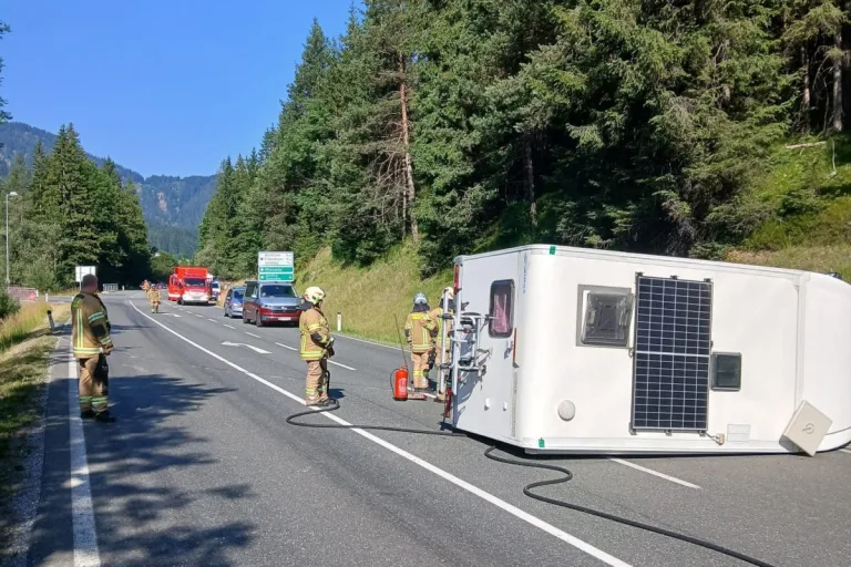 Waidring – Unfall mit Wohnmobil und Wohnwagengespann auf B 178