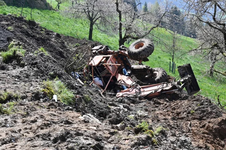 Unfall in Walchwil ZG - Mann rutscht mit Bagger Bord hinunter und verletzt sich 