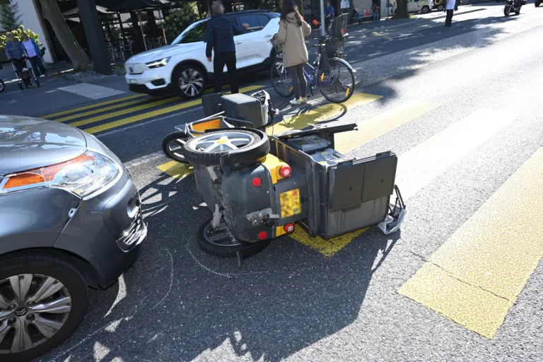 Rapperswil-Jona SG – Auffahrkollision zwischen Auto und Kleinmotorrad