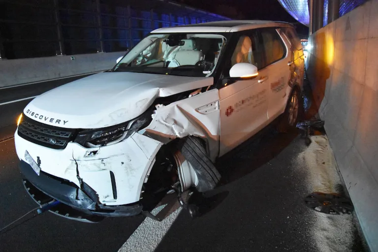 A2 Hergiswil NW – In Lärmschutzgalerie gekracht auf der Autobahn 