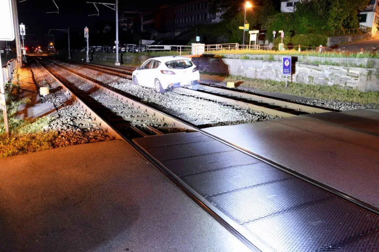 Staad SG - Mit Auto auf Bahnsteig gefahren - und Fahrzeug liegengelassen!