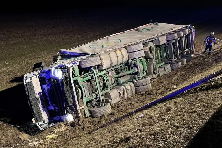 A73 Höhe Eisfeld-Nord - Hoher Sachschaden nach Lkw-Unfall 