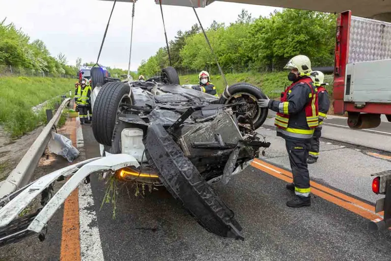 Krems an der Donau - Pkw-Überschlag endet in Straßengraben