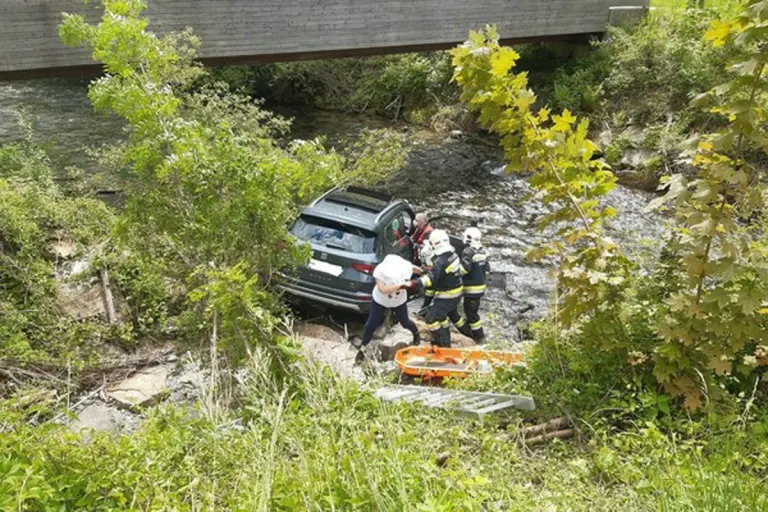Spektakulärer Unfall in Innerfahrerfeld - PKW landet in den Fluss