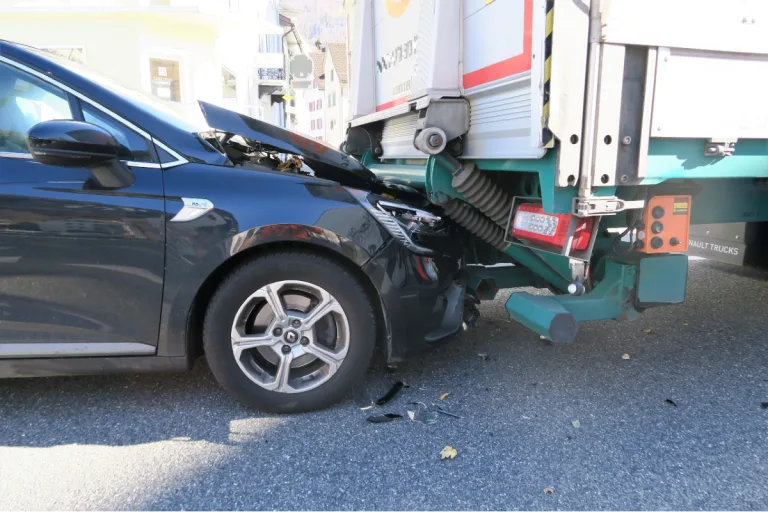 Näfels GL - Autolenkerin wurde ins Spital gefahren