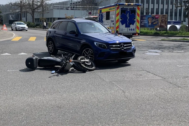 Stadt Schaffhausen - Motorradfahrer nach Unfall mit Auto verletzt