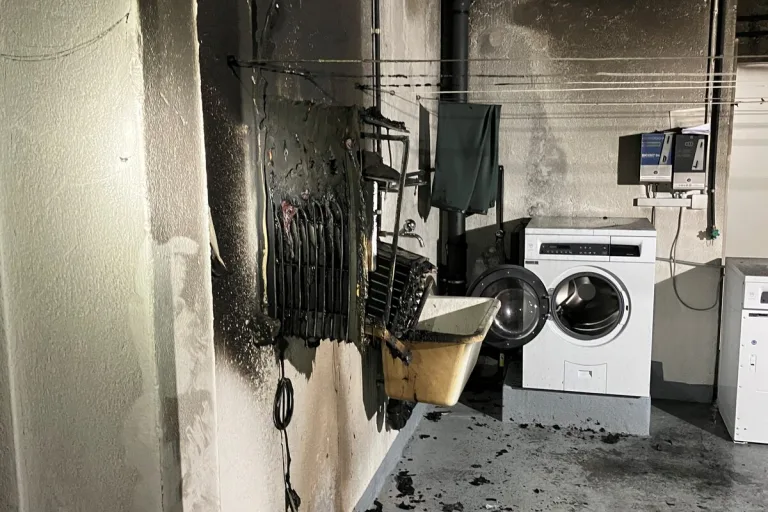 Mitlödi GL - Brandausbruch in einem Mehrfamilienhaus