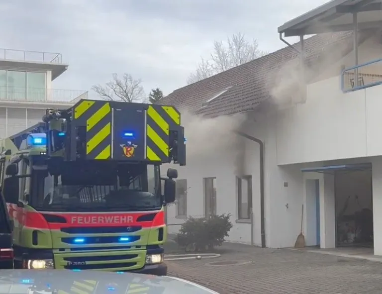 Brand in Bubikon ZH – Bewohner und Hund evakuiert