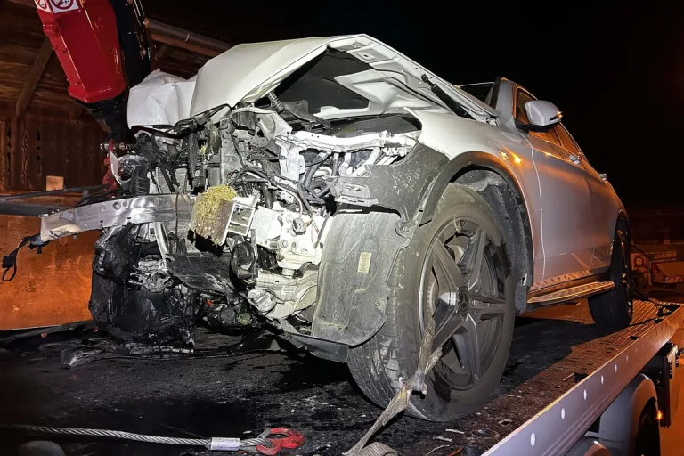 Unfall heute in Aristau AG - In eine alte Scheune gefahren