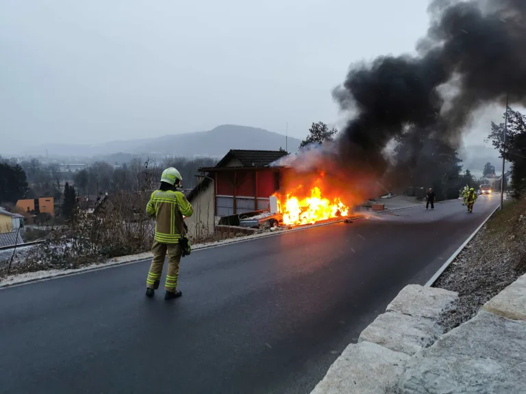 Brugg AG – VW Golf vor Garage ausgebrannt