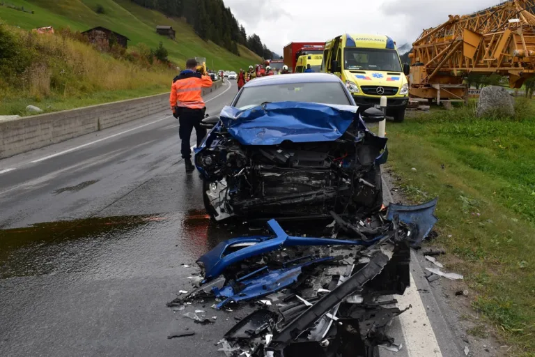 Davos Frauenkirch GR – Frontalkollision fordert drei Verletzte