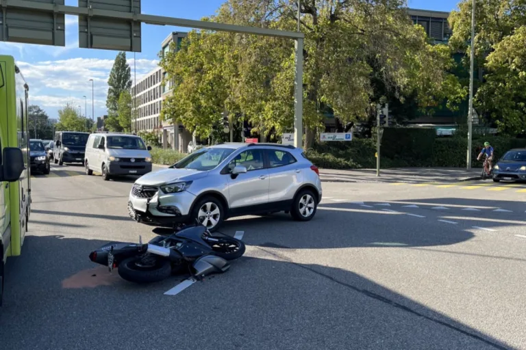 Muttenz BL - Kollision zwischen Personenwagen und Motorrad – eine Person leicht verletzt