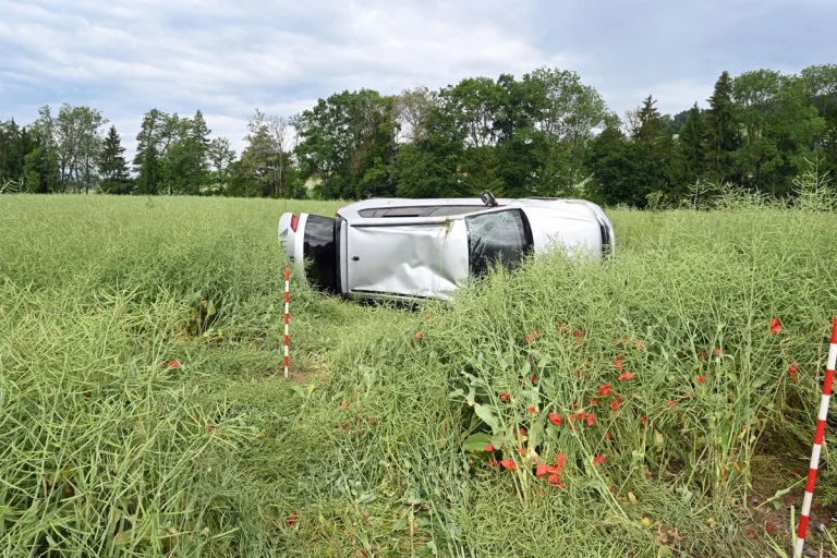 Beromünster LU – Selbstunfall endet mit überschlagenem Auto