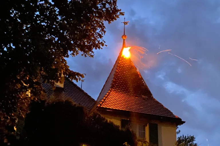 Kanton Schwyz - Feuerwehreinsätze wegen Blitzeinschlägen und Hochwasser