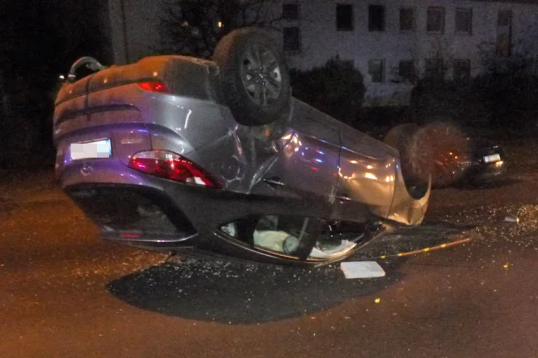 Kassel-Bettenhausen – Auto überschlägt sich – Fahrerin schwer verletzt