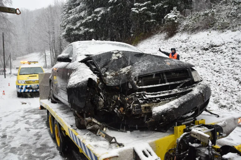 Metzerlen SO – Auto kommt von Strasse ab und prallt in Baum