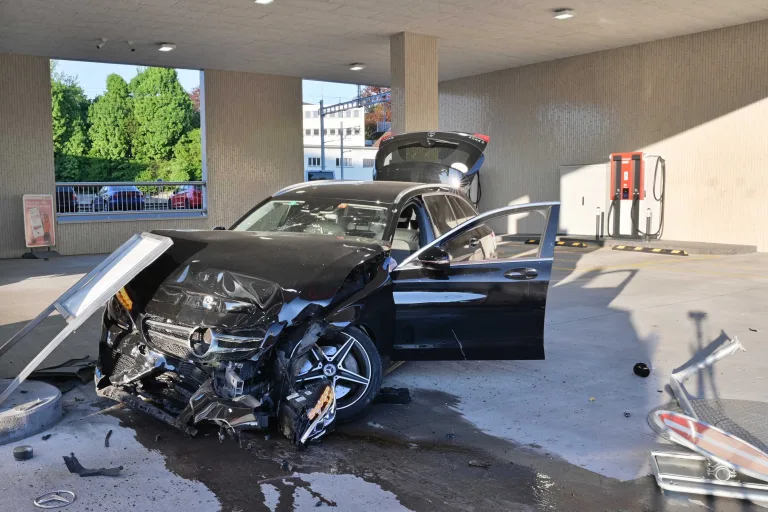 Emmenbrücke LU – Bei schwerem Unfall in Tankstelle gekracht
