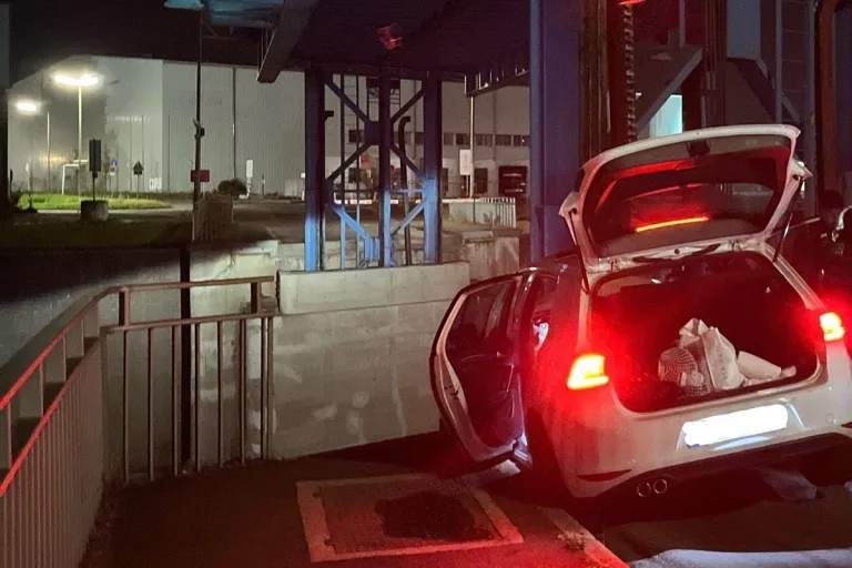 Düsseldorf - Während der Flucht vor der Polizei verunfallt