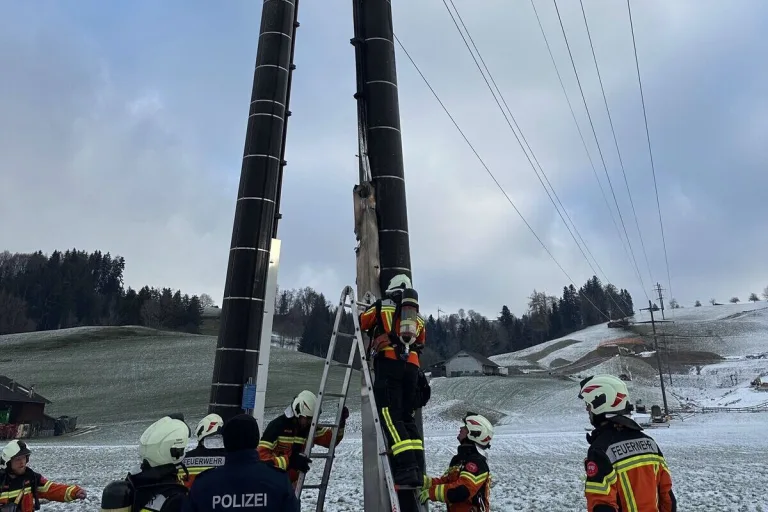 Niederteufen AR – Brandausbruch an einem Hochspannungsmast