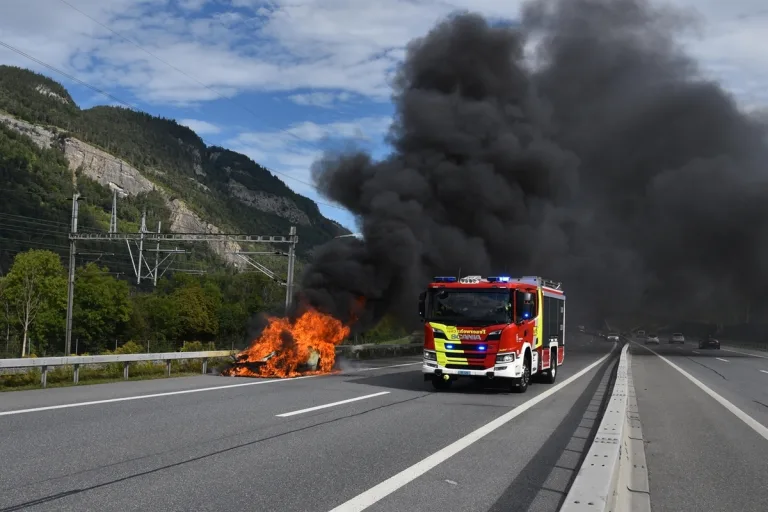 Chur GR - Fahrzeug brennt auf der A13