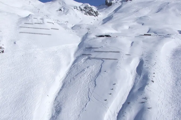 Parpan GR – Snowboarder stirbt bei Lawinenunfall 