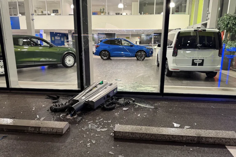 Oberentfelden AG – Polizei sucht Lenker nach Unfall bei Autohaus