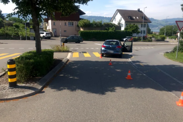 Rapperswil-Jona SG - 82-jähriger Velofahrer verletzt sich nach Kollision mit Auto
