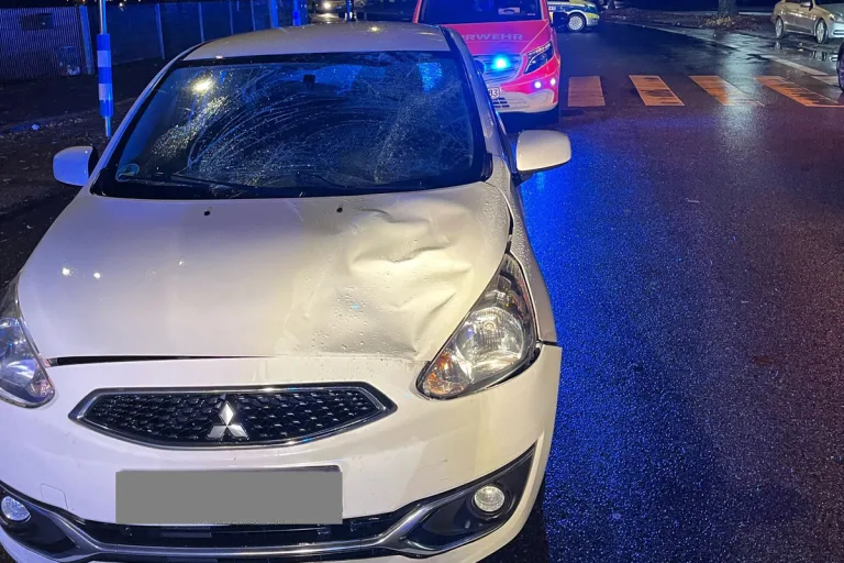 Oberhausen NW – Fußgänger auf Zebrastreifen von Auto erfasst und verletzt